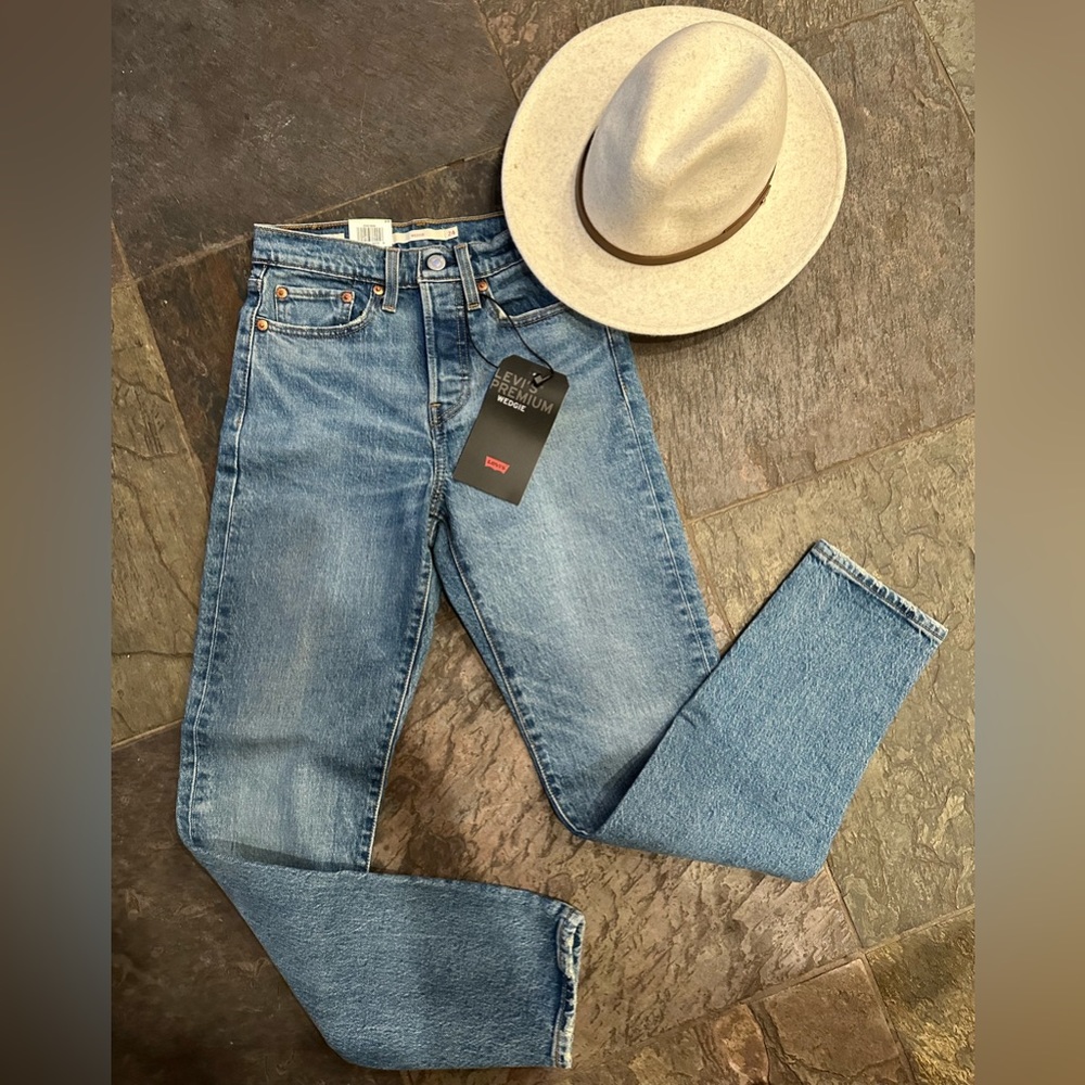 Brand New Levi Wedgie Jeans Size 24